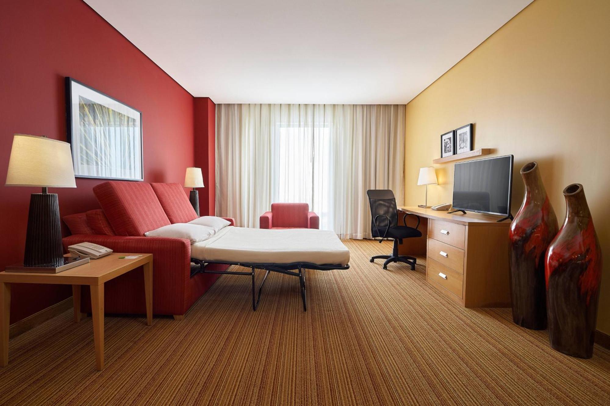 Courtyard By Marriott At The Poliforum Hotel